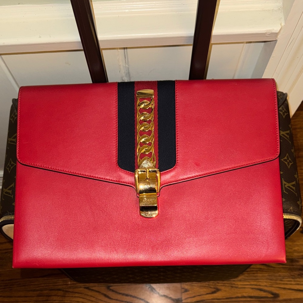 Gucci Red Sylvie Chained XL Maxi Envelope Clutch Bag Gold Portfolio Clutch - Picture 2 of 8